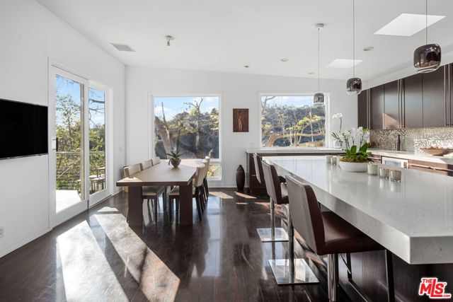 1415 Summitridge Drive, Beverly Hills CA: https://media.crmls.org/mediaz/dc42c9f2-098e-4dd8-8824-ffe97f11afa8.jpg