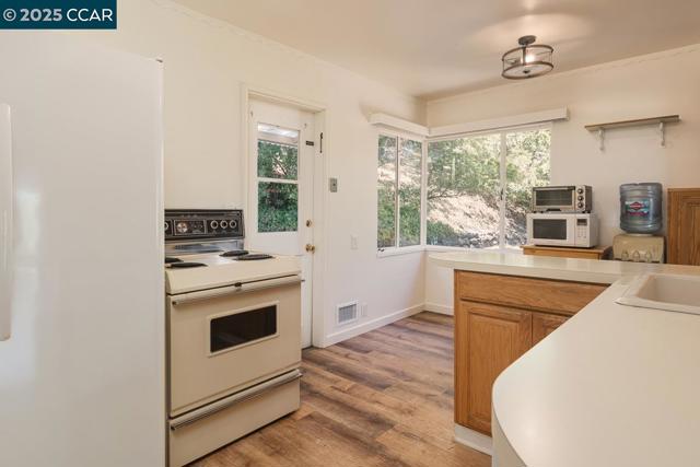 877 Mountain View Dr, Lafayette CA: https://media.crmls.org/mediaz/dc45a7de-9922-4145-b11d-8c3f16e25d31.jpg