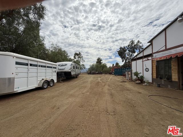 33931 Hanawalt Road, Agua Dulce CA: https://media.crmls.org/mediaz/dc45ee23-29ee-4967-b7e3-5c565d425ee5.jpg
