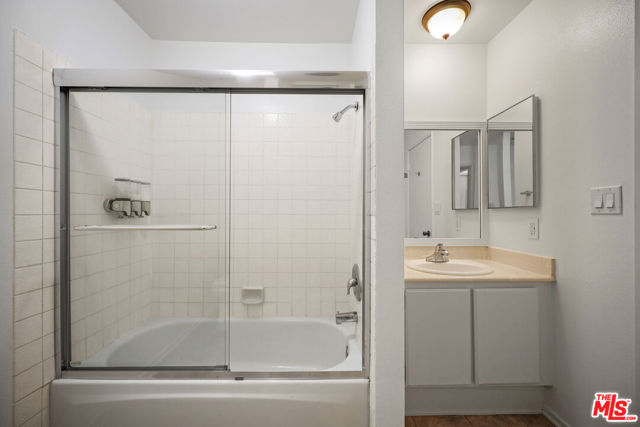15207 Magnolia Boulevard, 116 photo 16
