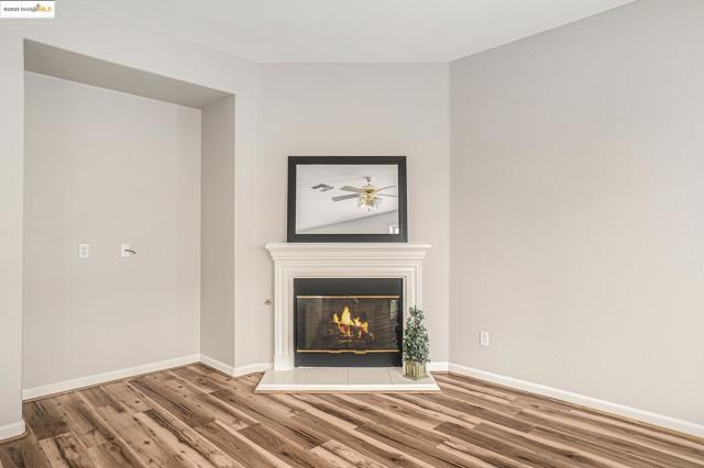 1008 Finn Way, Brentwood CA: https://media.crmls.org/mediaz/dc46afa9-c546-4015-b86e-8ff4e4fc2079.jpg