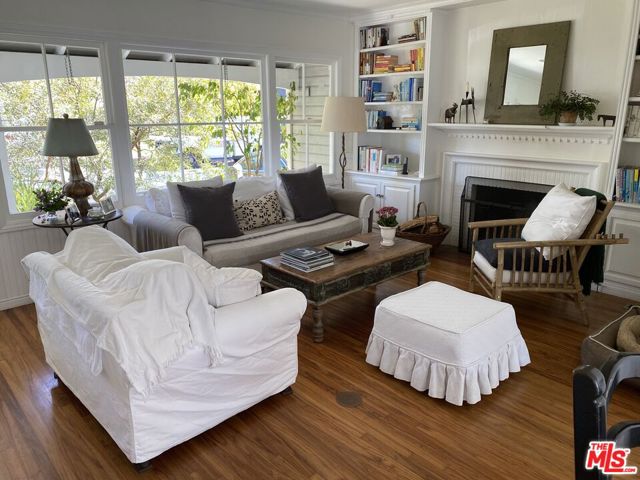 811 Galloway Street, Pacific Palisades CA: https://media.crmls.org/mediaz/dc47aa42-dc8f-4480-9c16-2848c7ebc610.jpg