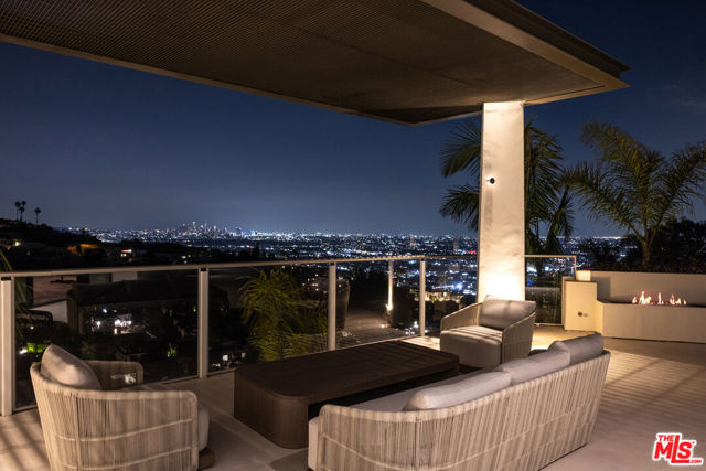 9405 Sierra Mar Place, Los Angeles CA: https://media.crmls.org/mediaz/dc4819f6-3de2-4695-96e4-bf32253f6691.jpg