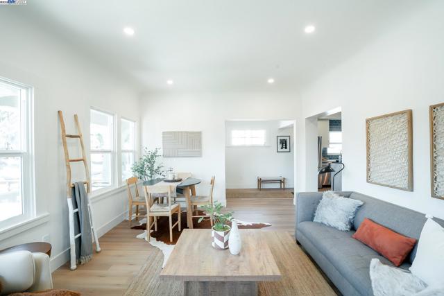 2232 Rosedale Ave, Oakland CA: https://media.crmls.org/mediaz/dc48a0bf-2662-42b6-954f-a06280dd17ec.jpg