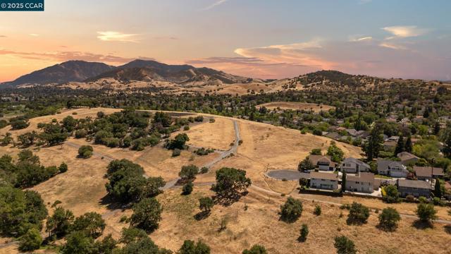 4540 Melody Dr, Concord CA: https://media.crmls.org/mediaz/dc48d294-fe42-40f5-8f21-194fd1d631c8.jpg