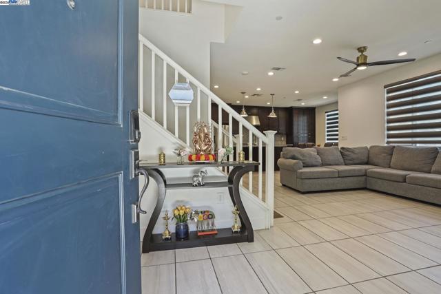 1205 S Ross Ct, Mountain House CA: https://media.crmls.org/mediaz/dc497cc1-4197-44e3-9414-b4ba860dda8a.jpg
