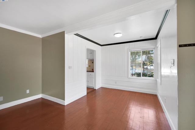 6133 Seminary Ave, Oakland CA: https://media.crmls.org/mediaz/dc4b7bf0-3ad1-4f08-9e5b-3ad3ea85d168.jpg