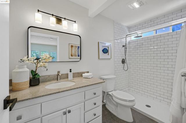 32212 Deborah Dr, Union City CA: https://media.crmls.org/mediaz/dc4c282a-b25e-41b3-8413-322172444d76.jpg