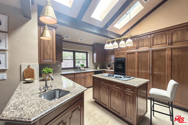 612 N Alta Drive, Beverly Hills CA: https://media.crmls.org/mediaz/dc4d2ea4-529d-4c89-986c-c3e06c031d14.jpg