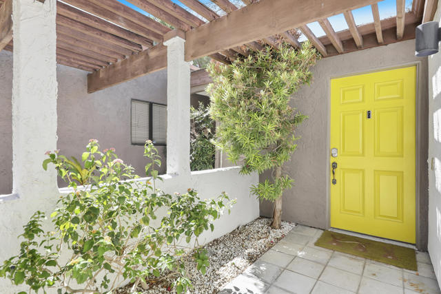 1385 E Via Escuela, Palm Springs CA: https://media.crmls.org/mediaz/dc4d83b9-4efc-4211-a0bc-b10a26c48523.jpg
