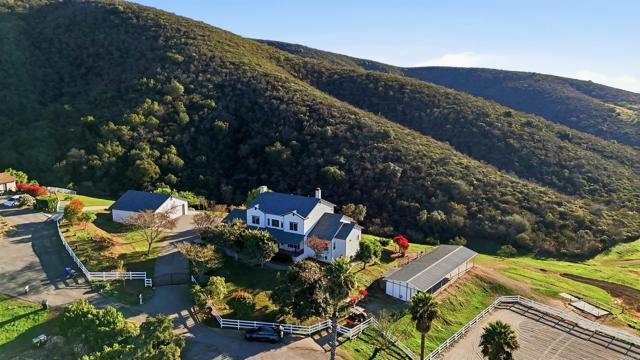 Detail Gallery Image 2 of 40 For 1925 Robinhood Rd, Vista,  CA 92084 - 5 Beds | 4/1 Baths
