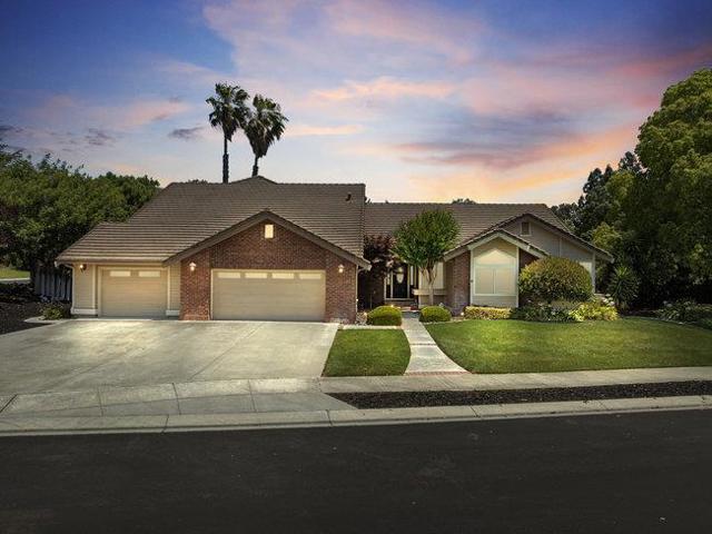 120 Tierra Del Sol, Hollister CA: https://media.crmls.org/mediaz/dc501ca4-7bac-4aba-8446-cbaf46cdfa42.jpg