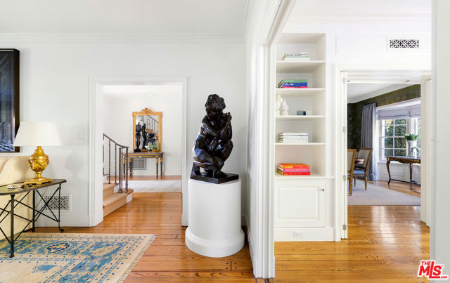615 Trenton Drive, Beverly Hills CA: https://media.crmls.org/mediaz/dc521472-da63-43ca-9624-5d71168a5d98.jpg