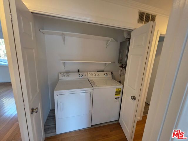 1029 Pleasantview Avenue, Venice CA: https://media.crmls.org/mediaz/dc523b07-6efe-46b5-bdcc-e24d55916866.jpg