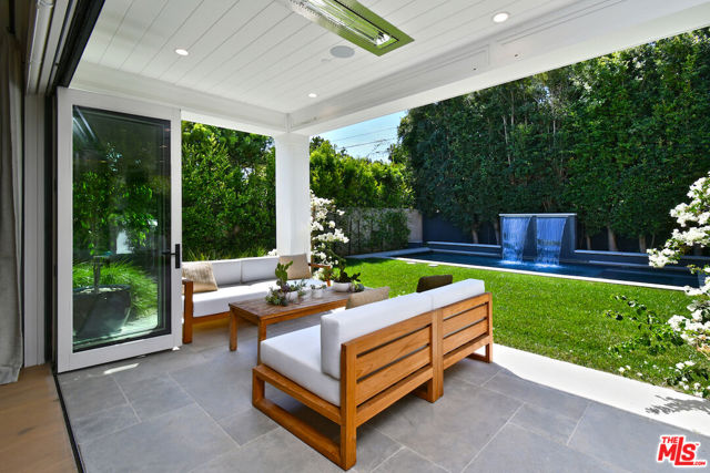 416 21st Place, Santa Monica CA: https://media.crmls.org/mediaz/dc526d80-b2ac-43c5-b358-424347d0b772.jpg