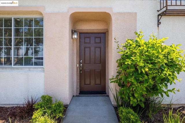 15388 Heron Dr, San Leandro CA: https://media.crmls.org/mediaz/dc52c221-5023-4768-b80a-8e23aa24e769.jpg