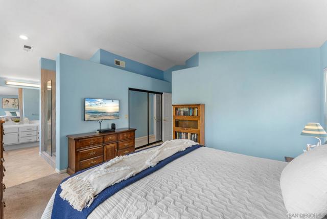 729 Mosaic Cir, Oceanside CA: https://media.crmls.org/mediaz/dc52c59e-df3f-4635-91f1-52e193854a67.jpg