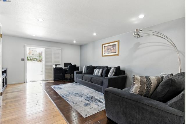 923 90Th Ave, Oakland CA: https://media.crmls.org/mediaz/dc54c6d9-aa21-4240-bcc1-cf511ef989e3.jpg