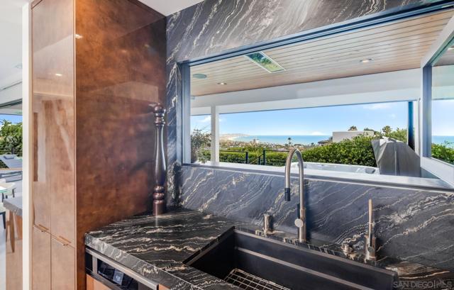 5560 Moonlight Lane, La Jolla CA: https://media.crmls.org/mediaz/dc55b47d-1c07-4e72-ae53-8d8e7884c788.jpg