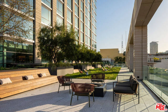 400 S Broadway, Los Angeles CA: https://media.crmls.org/mediaz/dc564543-2e61-4043-83c7-2a5a5e59c0d0.jpg