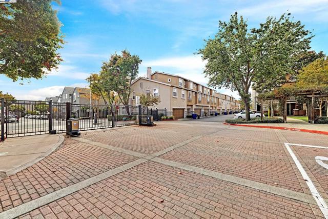 710 City Walk Pl, Hayward CA: https://media.crmls.org/mediaz/dc571ff1-ed63-43ad-a429-4aa5e9472573.jpg