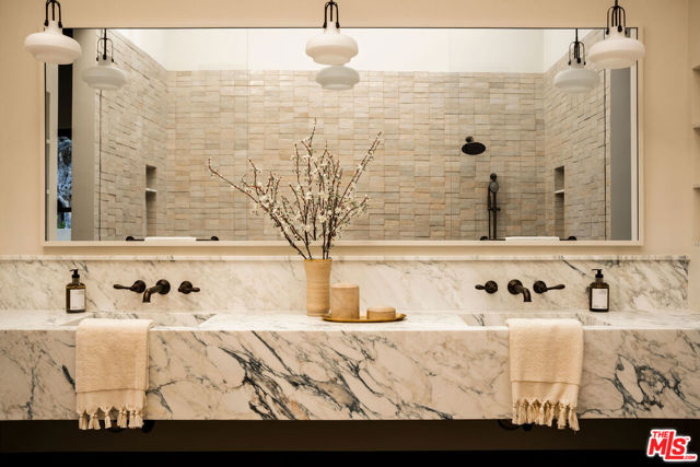 976 N Alpine Drive, Beverly Hills CA: https://media.crmls.org/mediaz/dc57b137-ec99-4002-8cc4-c38939c7cd89.jpg