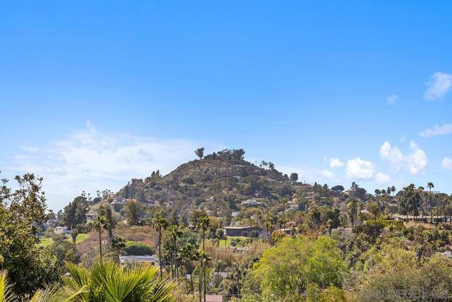 4816 Redondo Dr, La Mesa CA: https://media.crmls.org/mediaz/dc585988-c7dc-4103-809e-8651a871494a.jpg