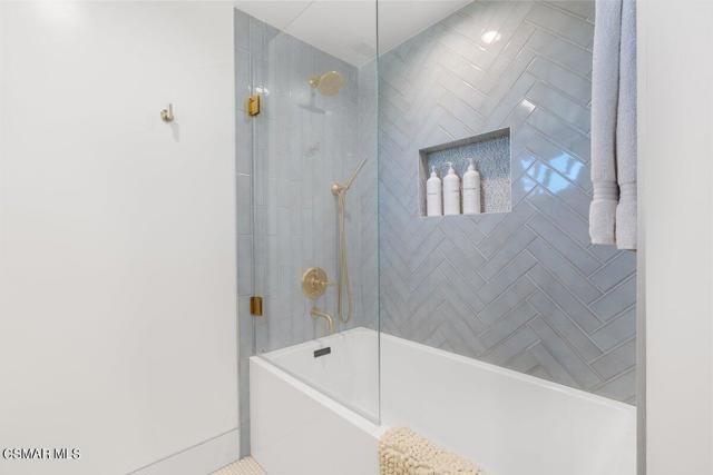 Hallway Bath 2nd loor