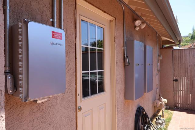672 Chateau Place, Escondido CA: https://media.crmls.org/mediaz/dc59a637-3c53-4844-a3b7-b8d5ed4af940.jpg