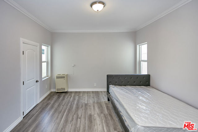 2422 Venice Boulevard, Los Angeles CA: https://media.crmls.org/mediaz/dc5a1458-f8dd-4f04-9521-632ff22c7fb2.jpg