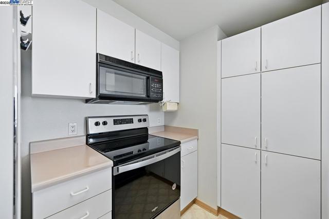 988 Franklin St, Oakland CA: https://media.crmls.org/mediaz/dc5a8ab7-e773-4055-92e9-ca214f6b8d88.jpg