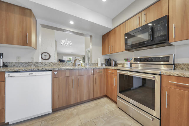 450 Desert Falls N Drive, Palm Desert CA: https://media.crmls.org/mediaz/dc5c74ec-2693-4f35-8c8e-28de58d73cd9.jpg