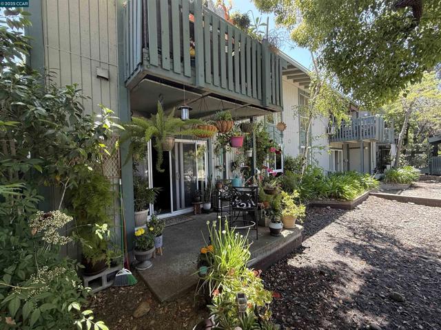 1036 Oak Grove Rd, Concord CA: https://media.crmls.org/mediaz/dc5d23c7-a1ab-46ff-9753-85c6e2690ac1.jpg