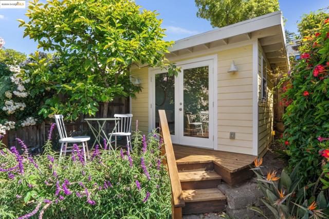 4221 Whittle Ave, Oakland CA: https://media.crmls.org/mediaz/dc5da51f-8308-43e4-b68d-a47e9e589062.jpg