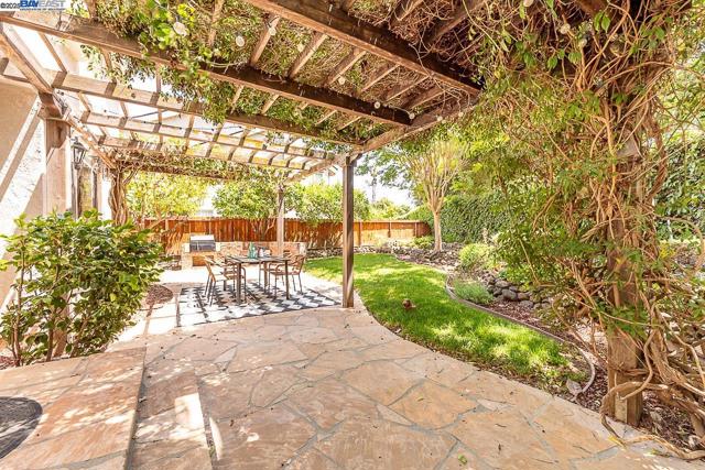 34233 Perry Glen Ter, Union City CA: https://media.crmls.org/mediaz/dc5e2d50-8943-467f-a6fc-97c6eec3e985.jpg