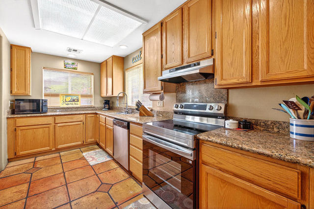 77500 Calle Chillon, La Quinta CA: https://media.crmls.org/mediaz/dc5e67dc-149c-46fd-9376-11ca85b3056d.jpg