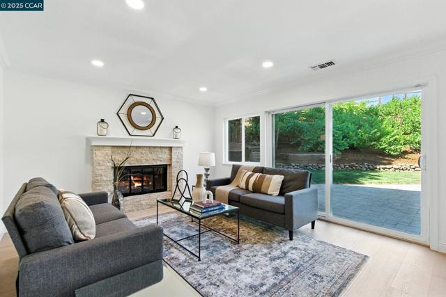 316 Valley High Dr, Pleasant Hill CA: https://media.crmls.org/mediaz/dc5ed2e8-b662-4f0a-9d59-a014cc8f938d.jpg