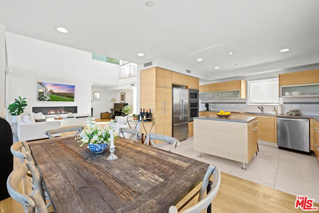 3631 Sunswept Drive, Studio City CA: https://media.crmls.org/mediaz/dc5eed45-6e2f-48c3-9b7f-d4ce75ac8f52.jpg