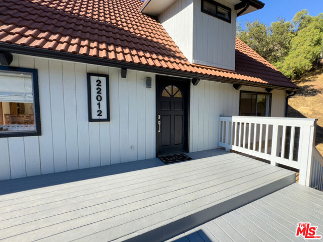 22012 Topanga School Road, Topanga CA: https://media.crmls.org/mediaz/dc5f1b68-751b-4f27-94bf-768da9ca5ba5.jpg