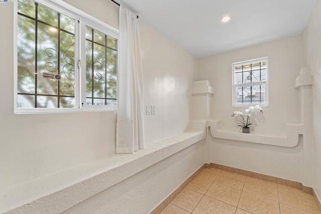 931 E 23Rd St, Oakland CA: https://media.crmls.org/mediaz/dc5fea4c-3acd-4129-be84-5be24a0d1838.jpg