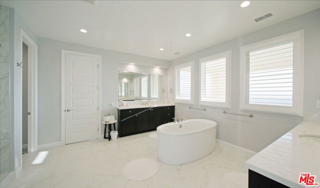 20326 W Liverpool Way, Porter Ranch CA: https://media.crmls.org/mediaz/dc611d11-6090-417b-99f9-a71ed8baff92.jpg