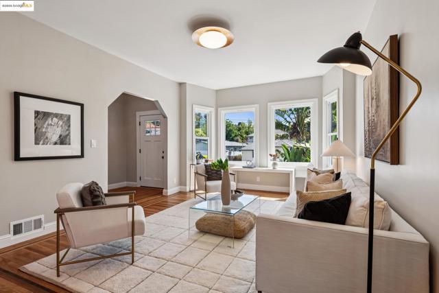 4015 Rhoda Ave, Oakland CA: https://media.crmls.org/mediaz/dc6242ee-3069-496e-aa17-38a92e167ffd.jpg