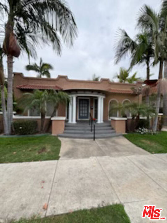 1605 E 1st Street, Long Beach CA: https://media.crmls.org/mediaz/dc6248e6-f178-4faa-85d1-cd2f6e51052e.jpg