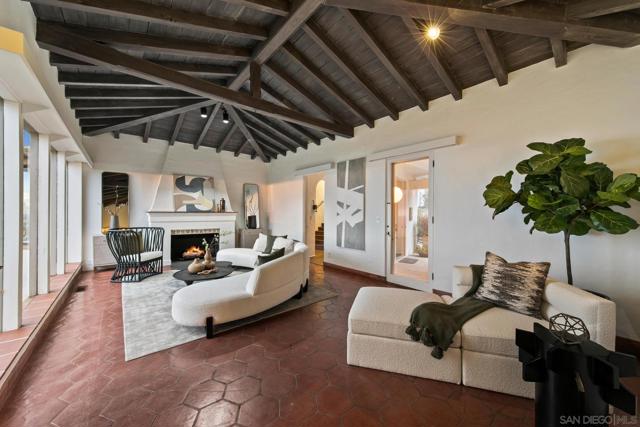 7520 Hillside Dr, La Jolla CA: https://media.crmls.org/mediaz/dc625780-e9de-40f5-8eb0-e38b84870e30.jpg