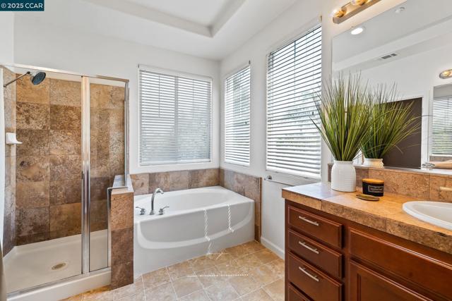 127 Sanford Ct, Brentwood CA: https://media.crmls.org/mediaz/dc63429b-2b14-4f4d-b7e9-985264a15713.jpg