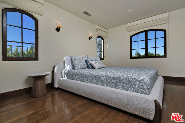 4352 Forman Avenue, Toluca Lake CA: https://media.crmls.org/mediaz/dc6384c5-62c1-4f01-bf2f-4636ec1b3229.jpg