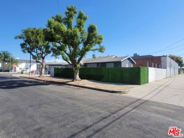 16508 S Menlo Avenue, Los Angeles CA: https://media.crmls.org/mediaz/dc6440f6-354d-436a-90e7-6ef8822a0e2d.jpg