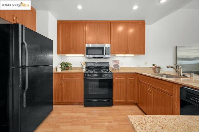5855 Horton St, Emeryville CA: https://media.crmls.org/mediaz/dc64487a-94ab-4762-bd70-333daae5dce2.jpg