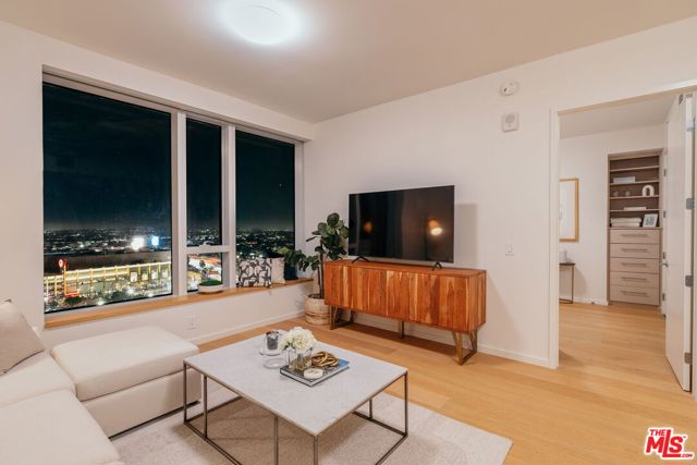 889 Francisco Street, Los Angeles CA: https://media.crmls.org/mediaz/dc645ce4-4d8d-4184-af15-f8d1b0c8c4b9.jpg