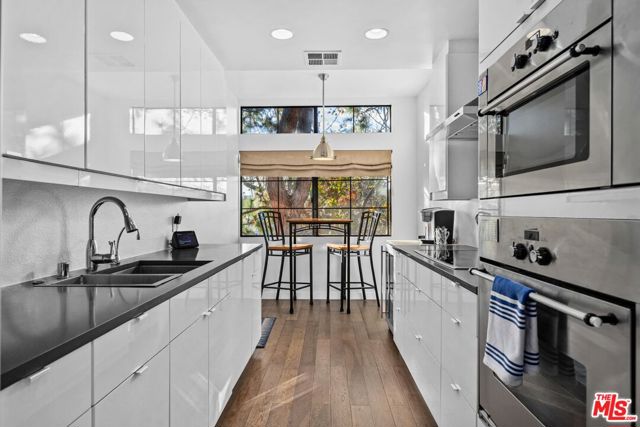 200 N Swall Drive, Beverly Hills CA: https://media.crmls.org/mediaz/dc651a54-6203-4637-a519-be57ca0708c3.jpg